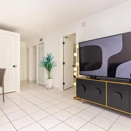 Two Bedroom Apartment - With Parking & Balcony - Heart Of Wynwood